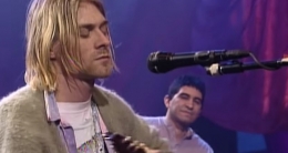 Kurt Cobain dan Pat Smear di MTV Unplugged 1993. (YouTube/Nirvana)