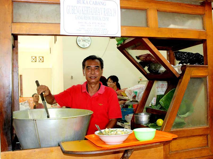 Sugianto alias Cak To melayani pembeli di depotnya. foto: arya wiraraja