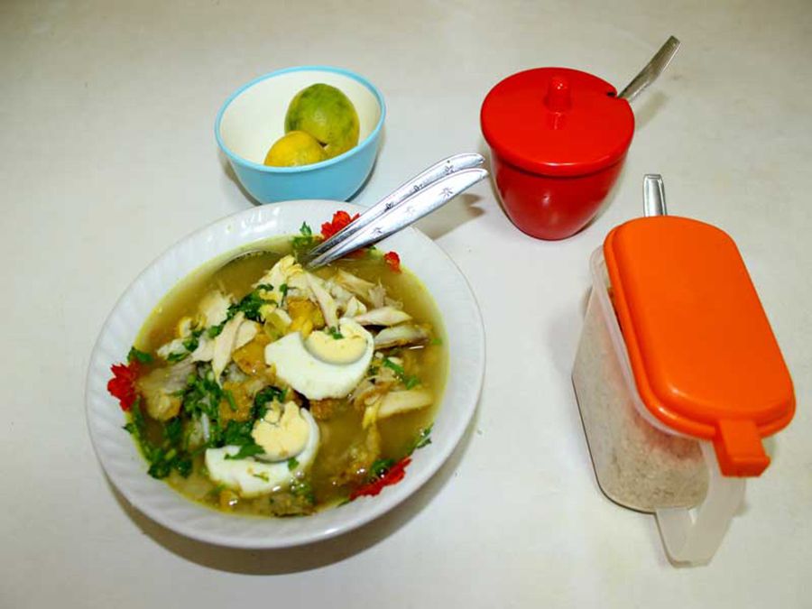 Seporsi soto ayam Cak To yang ngangeni. foto: arya wiraraja