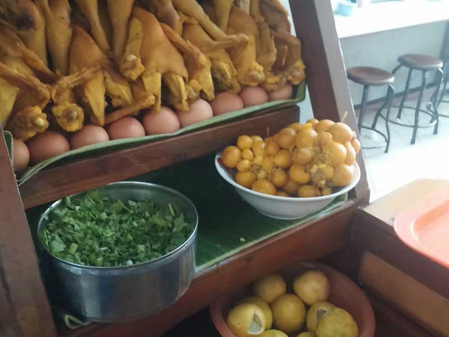 Rombong di depot soto ayam Cak To. foto: arya wiraraja