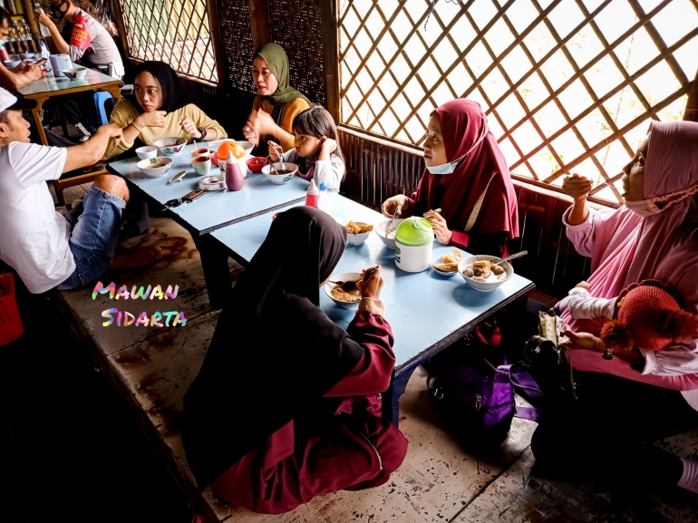 Asik melahap bakso bakar di Malang (dok. Mawan Sidarta)