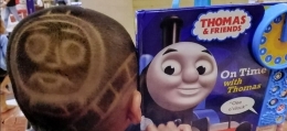 Foto bookmarkhasil cetak foto gaya rambut skinhead Maden berwujud wajah kereta Thomas dan relnya (dokpri)
