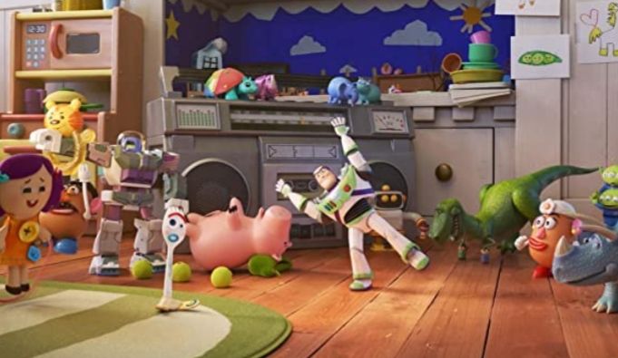 Buzz dan kawan-kawan berolah raga dalam Toy Story (kredit: Pixar/IMDb)