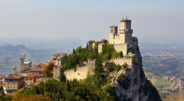 Benteng Guaita di puncak gunung Titano- San Marino. Sumber: Max Ryazanov /wikimedia