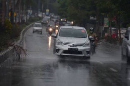 Ilustrasi berkendara disaat hujan. Sumber gambar: kompas.com