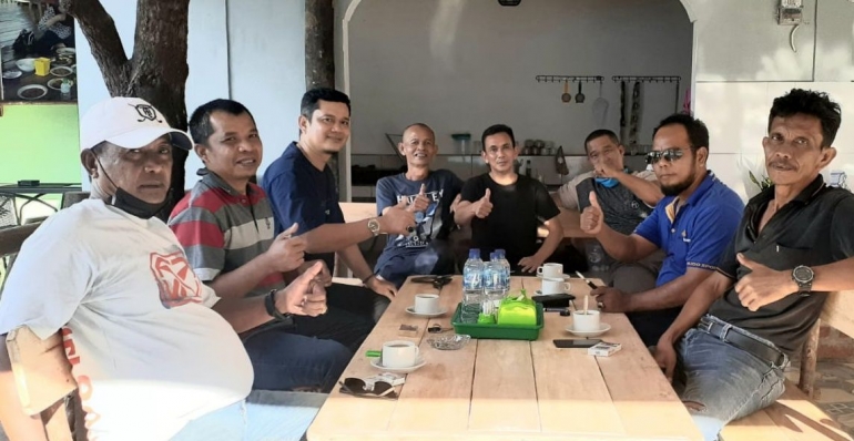 Foto: pengurus partai, lsm dan tokoh daerah ini ngopi di warung kopi Urang Kampong Due.