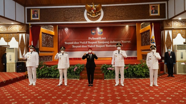 Pj Gubernur Jambi Dr. Hari Nur Cahya Murni melantik dua Bupati terpilih di Jambi - Foto: Jaswaryanto/Katapublik