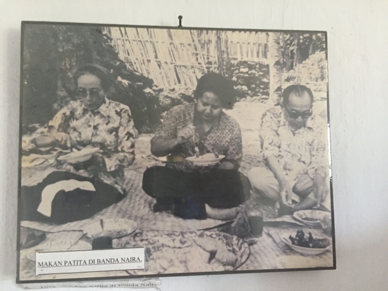 alm. Bung Hatta dan Ibu Rahmi Hatta sedang makan patita di Banda Neira. Sumber : koleksi pribadi
