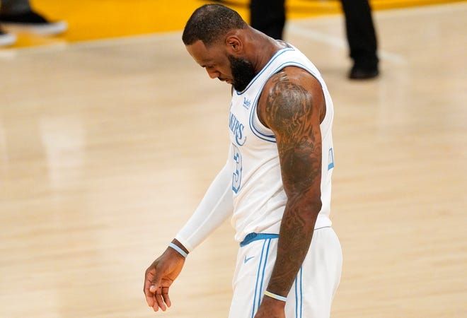 Ilustrasi Lebron James yang tertunduk lesu setelah Lakers kalah dari Wizards (22/02/2021). Foto: Associated Press Photo/Mark J. Terrill