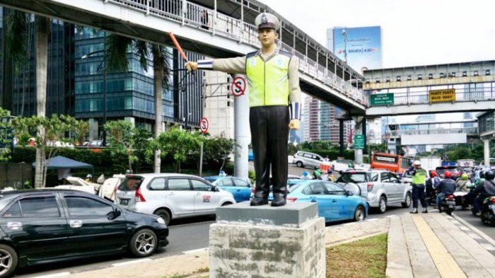 Ilustrasi Patung Polisi di jalan ( sumber:jakarta.tribunnews.com)