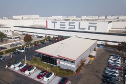 Ilustrasi Pabrik Mobil Tesla di Amerika Serikat. (sumber: theverge.com via kompas.com)