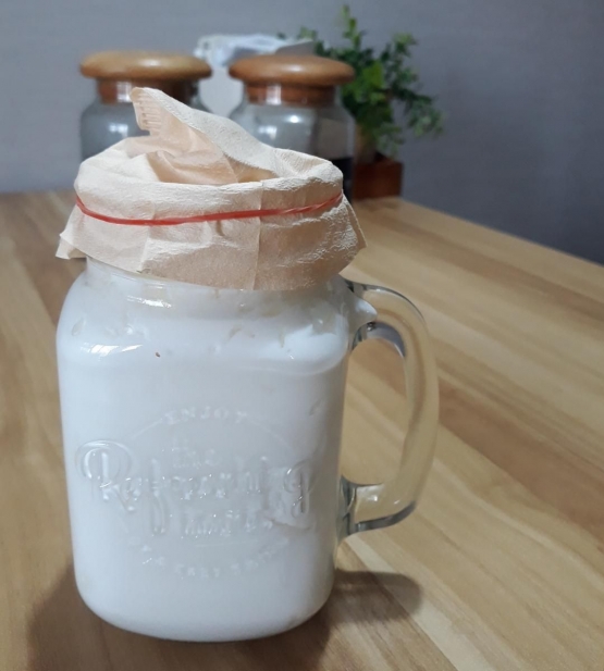 Pembuatan susu kefir dalam wadah kaca dan ditutup dengan material yang bisa membuat kefir tetap 