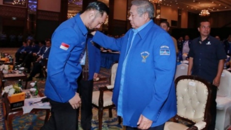 Gambar.kumparan.com/SBY dan AHY, Saat pelantikan AHY menjadi ketua umum Partai Demokrat 