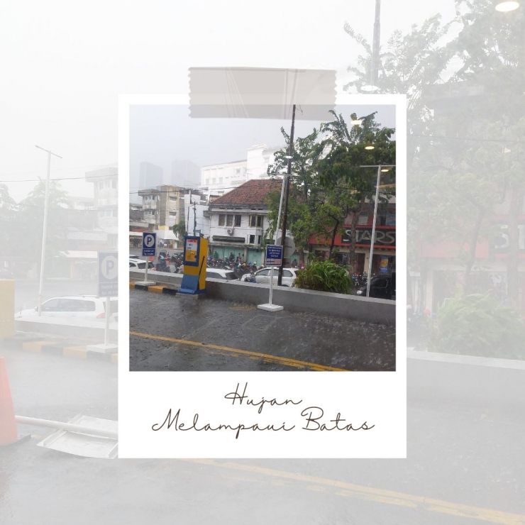 Suasana hujan deras dan angin di sekitar BG Junction Surabaya, 27 Februari 2021. 13.30 WIB.