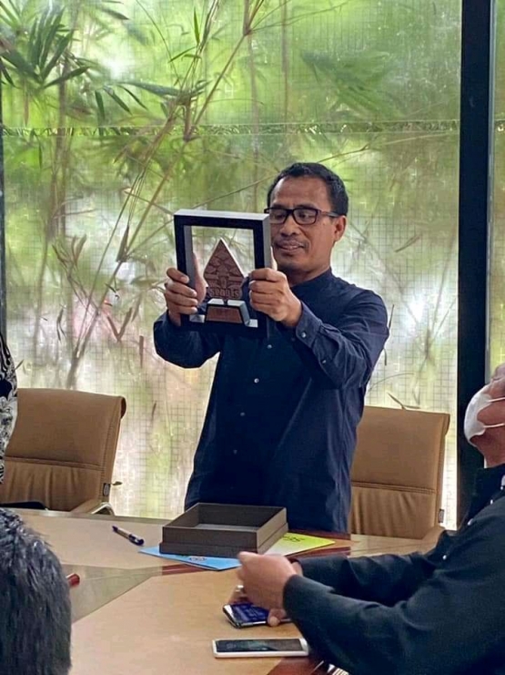 Foto : Kadisdik Bapak Dr. H. Purwanto M.Pd menerima penghargaan dari UNESCO