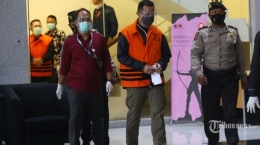 Menteri Sosial Juliari P Batubara usai menjalani pemeriksaan di gedung KPK, Jakarta. (TRIBUNNEWS/IRWAN RISMAWAN)