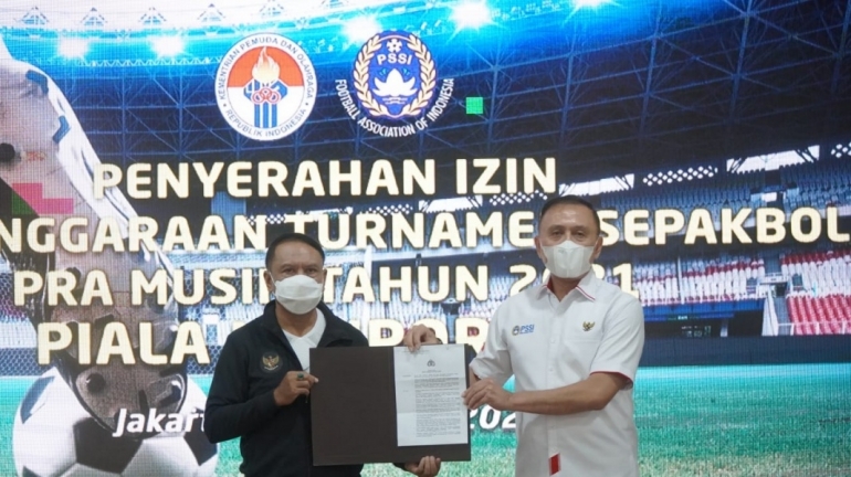 Menpora serahkan surat izin kompetisi kepada PSSI (Dok. PSSI.org)