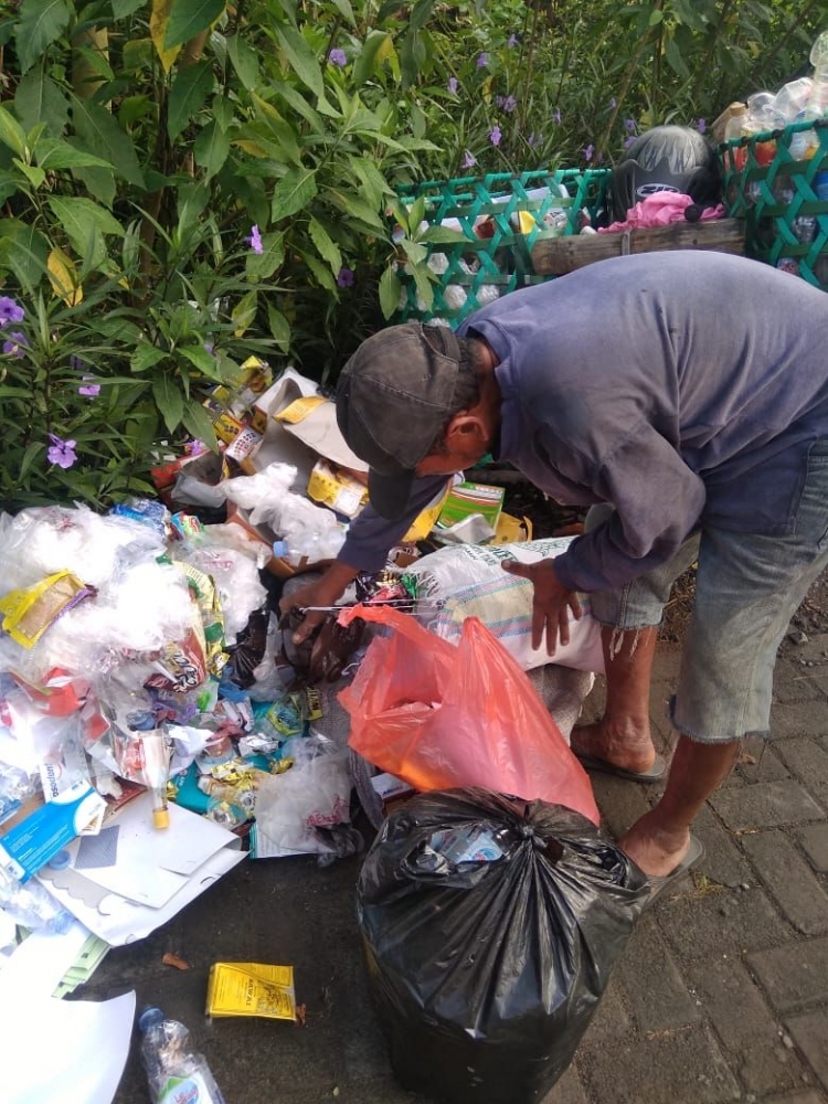 Pak menuang sampah untuk dipilah (dok.pribadi)