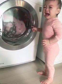 Seorang bayi berumur 2 tahun yang menangis ketika chou chounya dicuci oleh ibunya | Foto diambil dari Says/Yeji_0102