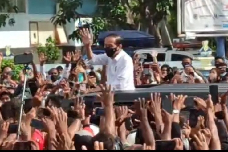 Tangkapan layar video kerumunan warga sambut kedatangan Presiden Jokowi di Maumere, NTT (Kompas.com/Fitria Chusna Farisa)