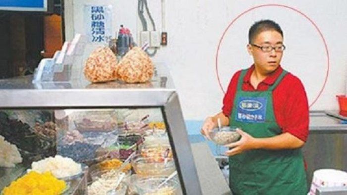 Pemeran Boboho menjual es krim (sumber: tribunnews.com)