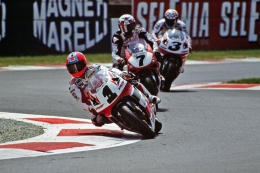 Honda RVR750R, Pesaing Ducati 916, walau menggunakan empat silinder dan ditunggang Fogarty, tetap sulit mengalahkan Ducati. Sumber: www.pinterest.com