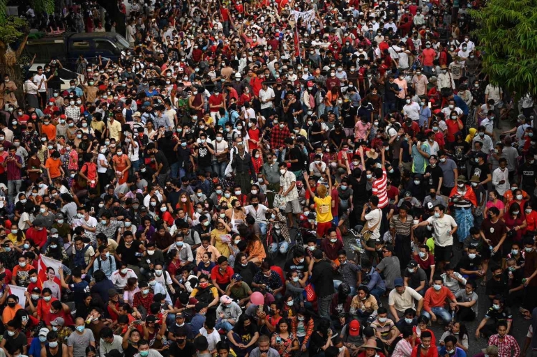 Rakyat Myanmar turun ke jalan memperjuangkan demokrasi. Photo: AFP