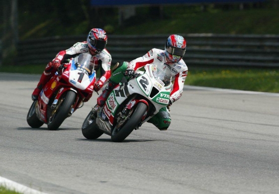 Honda dapat bersaing dengan Ducati setelah menggunakan VTR1000SP, Motor kapasitas lebih besar namun silinder lebih sedikit. Sumber: www.pinterest.com
