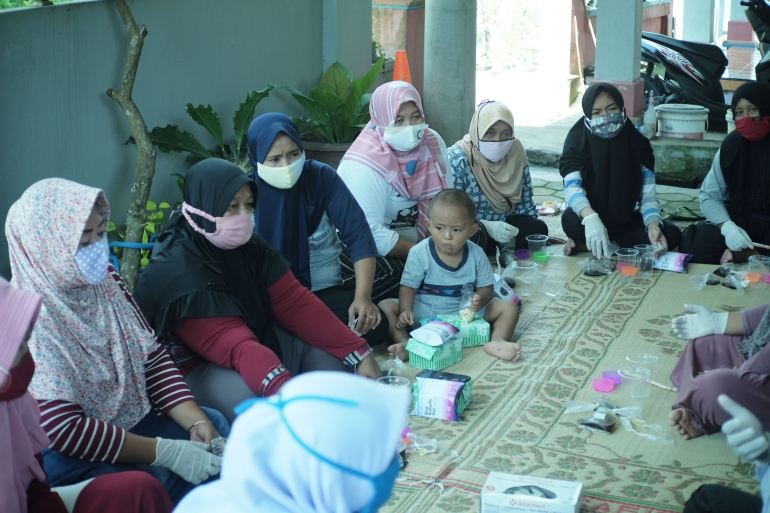 Antusiasme ibu-ibu Dusun Jati dalam menghadiri pelatihan pembuatan sabun dari minyak jelantah (31/1/2021)