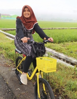 Jebulanya minjem sepeda dan foto juga bikin bahagia (Foto: FH)