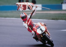 Carl Fogarty menunggang Ducati 916 di tahun 1995. Sumber Gambar: www.Bennetts.co.uk