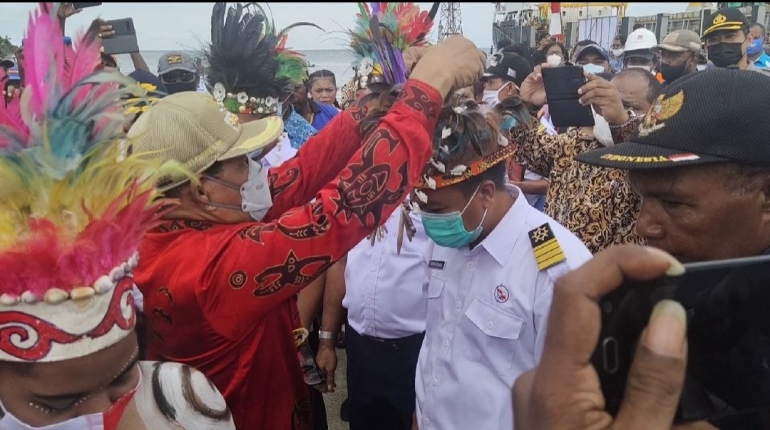 Bupati Supiori, Drs.Jules Warikar,MM Saat Memberikan Pengalungan Tanda Selamat Datang Kepada Crew KM.Logistik Nusantara 2/ photo: Dessy