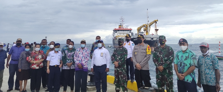 Pemerintah Daerah Supiori Saat Menyambut KM.Logistik Nusantara 2 Sandar Perdana Di Pelabuhan Korido,Supiori-Papua / dokpri
