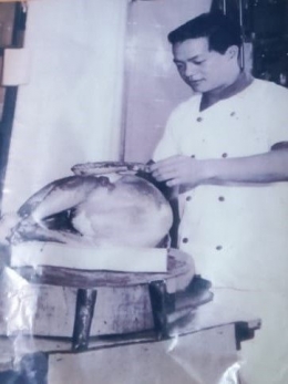 Pak Jon muda, pada sebuah sayembara memasak di Hotel Danau Toba Internasional, Medan, 1971|Dokumentasi Pak Jon