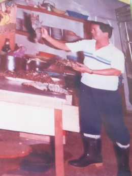Pak Jon muda pada sebuah kesempatan memasak lobster di dapur sebuah rig offshore, 1975|Dokumentasi Pak Jon