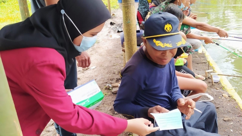 Pembagian Masker Kepada Para Peserta "MABAR" Di Kawasan Wisata Sumber Kemado Dusun Polaman (dok. pribadi) 