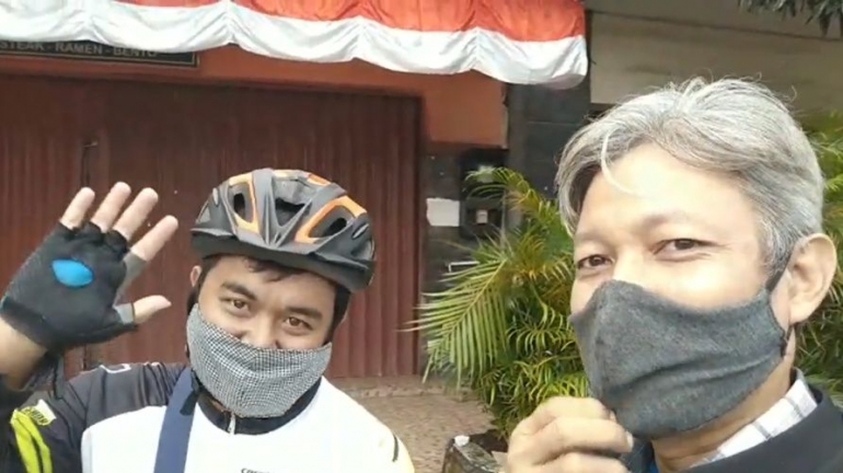 Bung Soleh (kiri) warga Ciamis yang tinggal di Purwokerto, dan penulis. | Dokpri