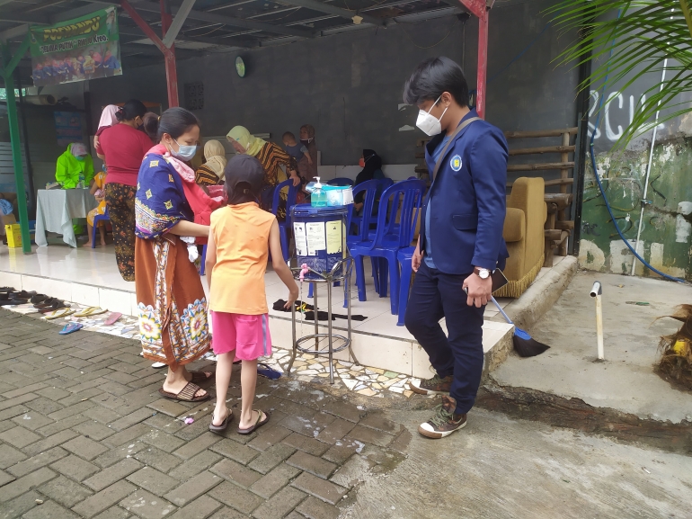 Mahasiswa KKN UBL Mengarahkan Warga Untuk Mencuci Tangan/dokpri