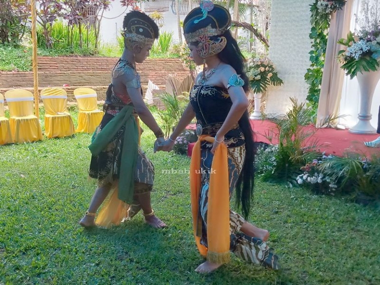 Asmarabangun merayu dan meraih tangan Sekartaji. Dokpri
