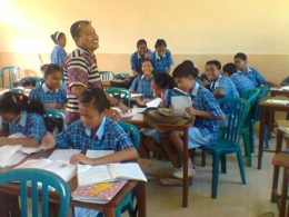 Dok Pribadi : Gambar guru bersama siswa di kelas sebelum pandemi 