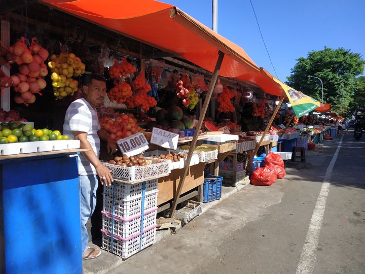 Lokasi penjual buah-buahan yang berdekatan dengan lokasi penjualan bunga/Dokumentasi pribadi