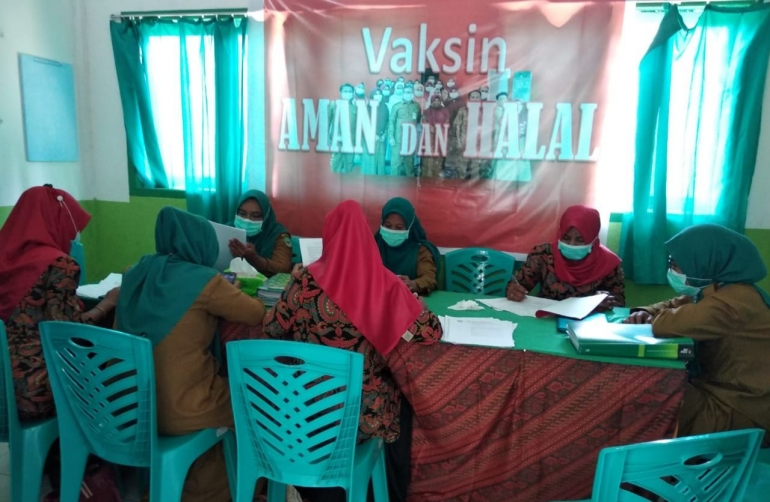 Foto : Suasana diskusi staf puskemas patlean dengan penanggung jawab UKM pusekemas Wayamli Pesisir (dokpri).