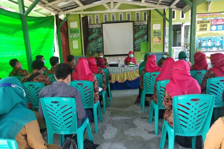 Foto : Tampak kepala puskesmas Patlean, ibu Nurhan Djafar menyampaikan sambutanya (dokpri).