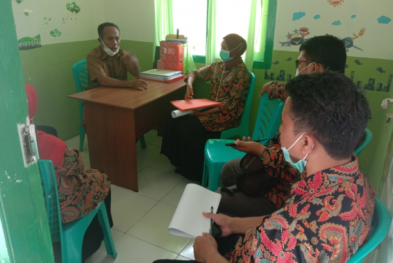 Foto : Tampak suasana diskusi, tukar pendapat staf puskesmas patlean dengan jurim puskesmas Wayamli Pesisir (dokpri).