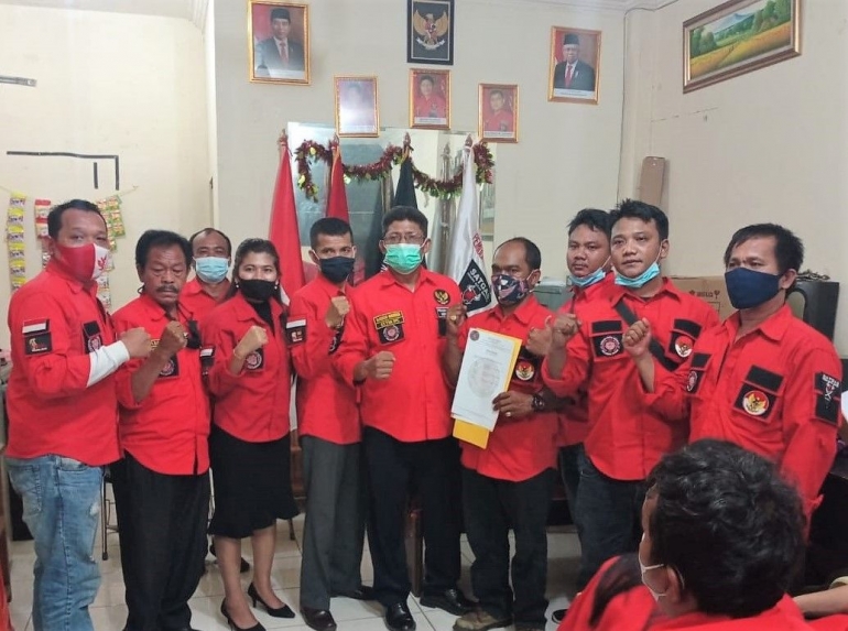 Ketua DPC Jakarta Barat Masrin Marbun didampingi pengurus menyerahkan mandat kepada Ketua PAC Cengkareng (pegang surat mandat). Foto (istimewa/dokpri)