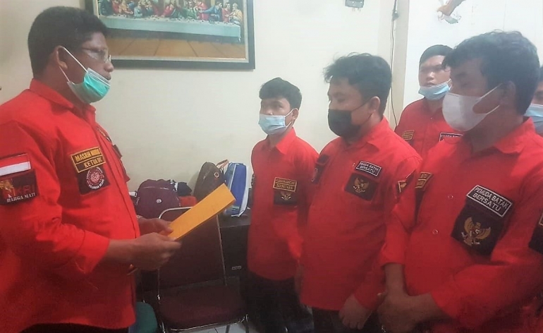 Jakarta Barat menyerahkan mandat kepada Edward Nainggolan sebagai Ketua PAC Taman Sari. Foto (istimewa/dokpri)