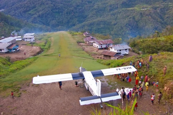 Bandara Kegata - Papua. Sumber: bushflyingdiaries.com/ www.mattdearden.co.uk