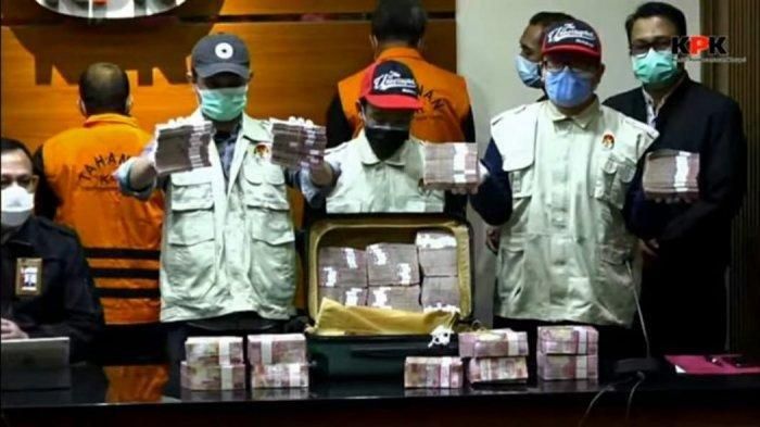 Petugas KPK memperlihatkan barang bukti Rp 2 milyar - bali.tribunnews.com