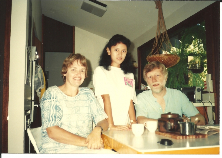 Dokumentasi pribadi/Aku dengan keluarga Graeme dan Nanette Goodsel, tempat aku tinggal selama 2 bulan di Sydney, Autralia tahun 1990.