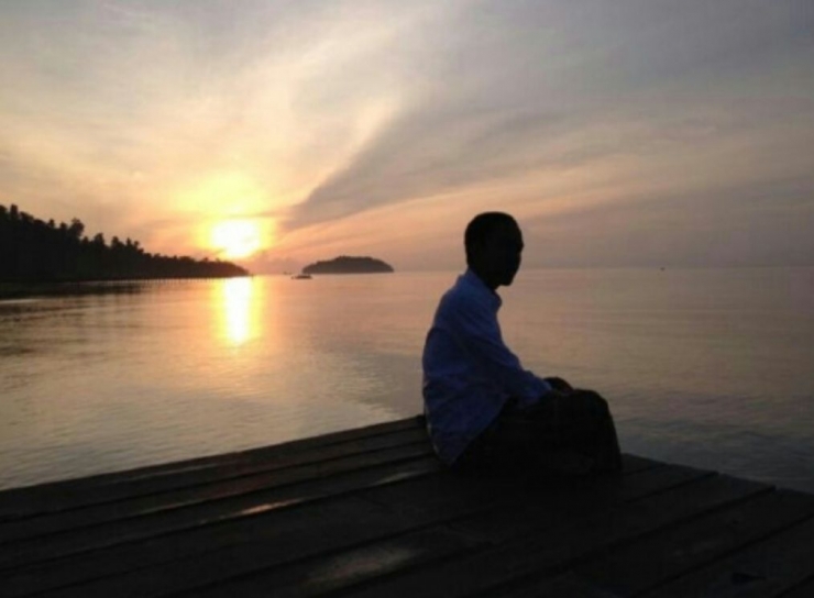 Gambar detik.com./Jokowi menikmati matahari terbit di Raja Ampat Papua